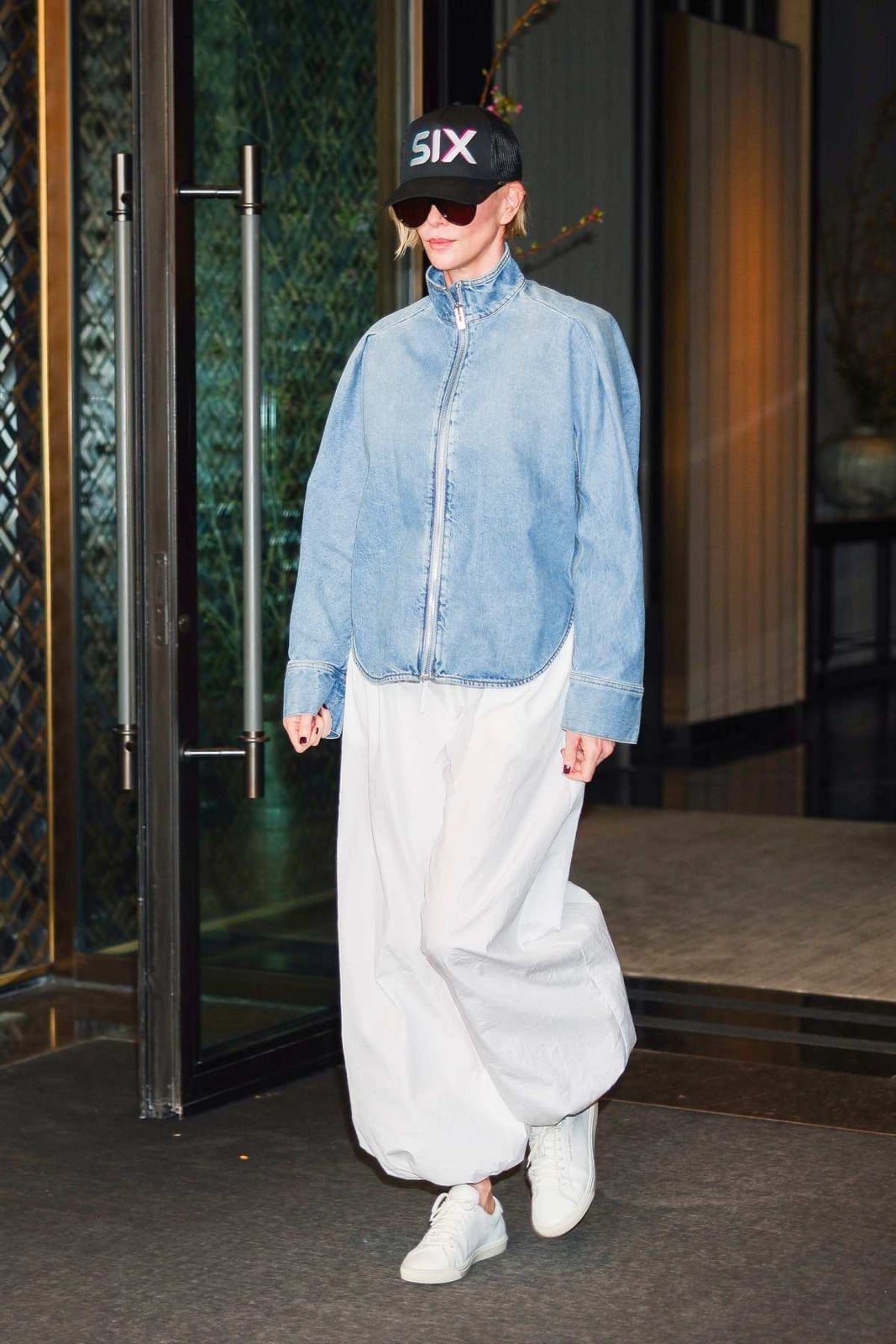 Denim Jacket with Voluminous Sleeves and Balloon, Close-Up Take Denim Jacket with Voluminous Sleeves and Balloon, Close-Up Take — Trendy Jacket Outfits