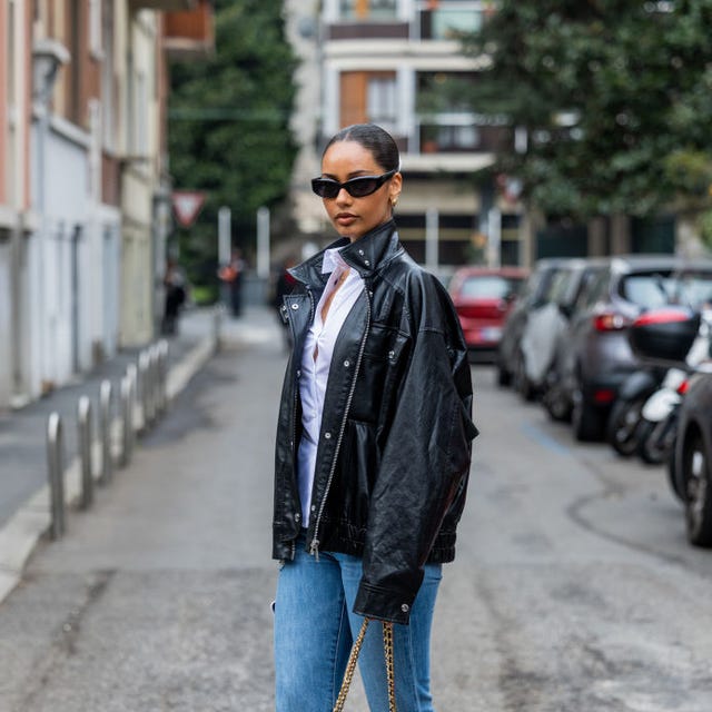 Oversized Black Leather Jacket with White Shirt and Jeans Oversized Black Leather Jacket with White Shirt and Jeans — Trendy Jacket Outfits