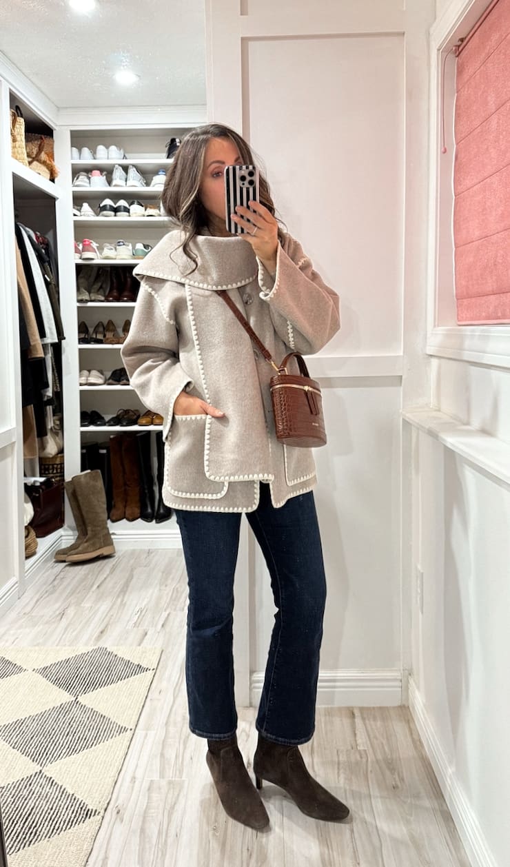 Textured Beige Jacket with Contrast Trim and Dark Wash Jeans Textured Beige Jacket with Contrast Trim and Dark Wash Jeans — Trendy Jacket Outfits