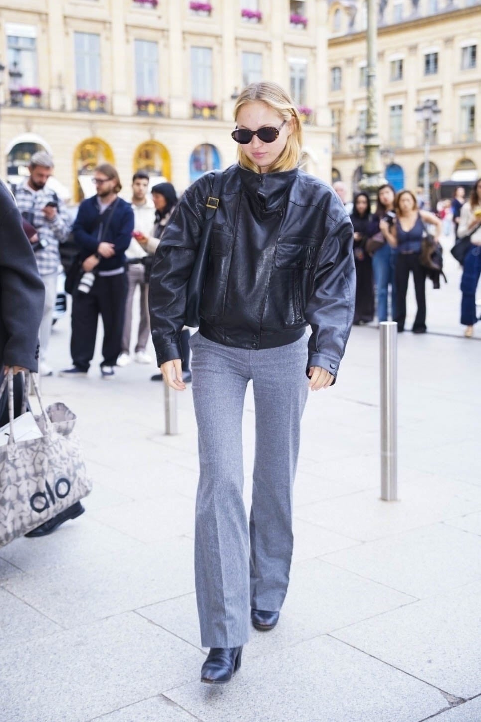 Oversized Black Leather Jacket with Flared Trousers Oversized Black Leather Jacket with Flared Trousers — Trendy Jacket Outfits
