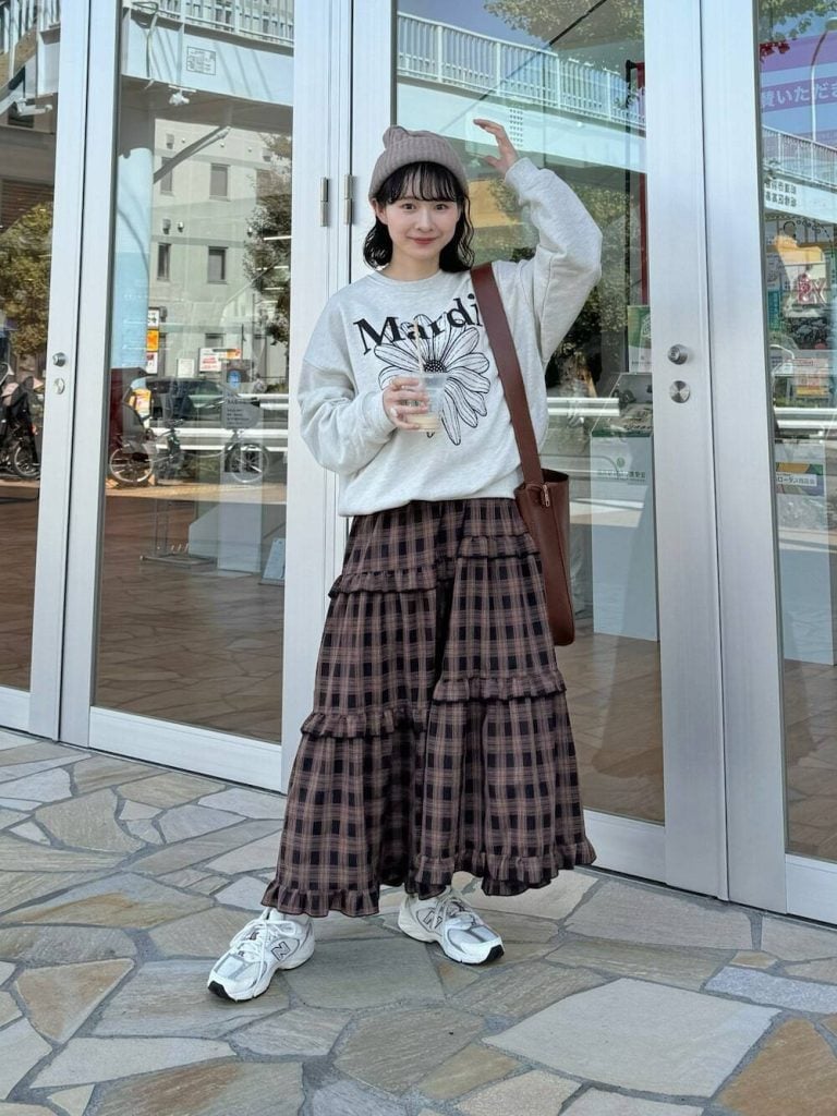 Grey Sweatshirt with Plaid Skirt and Beanie Grey Sweatshirt with Plaid Skirt and Beanie — Trendy Japan Outfits