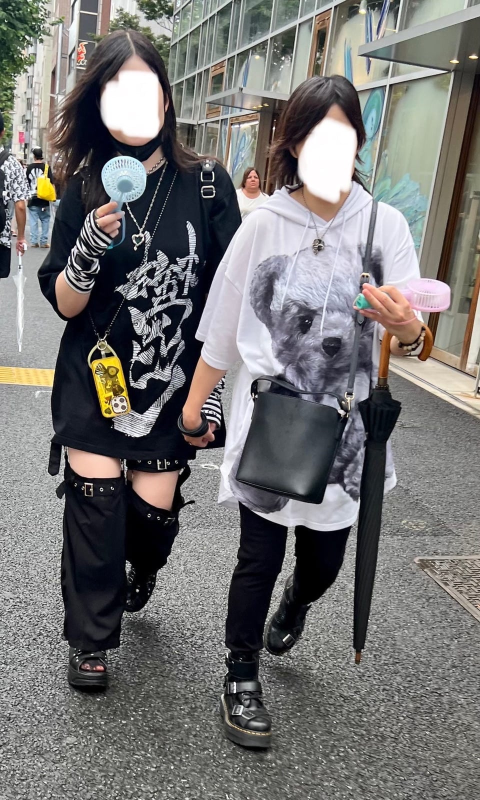 Graphic Tee Layered Over Stripes with Cargo Pants and Platform Boots Graphic Tee Layered Over Stripes with Cargo Pants and Platform Boots — Trendy Japan Outfits