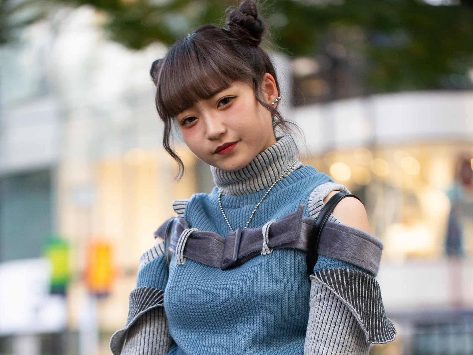 Off-shoulder Sweater with Striped Sleeves Over Turtleneck Off-shoulder Sweater with Striped Sleeves Over Turtleneck — Trendy Japan Outfits