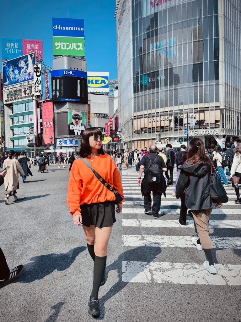 Orange Sweatshirt with Pleated Skirt and Platform Shoes Orange Sweatshirt with Pleated Skirt and Platform Shoes — Trendy Japan Outfits