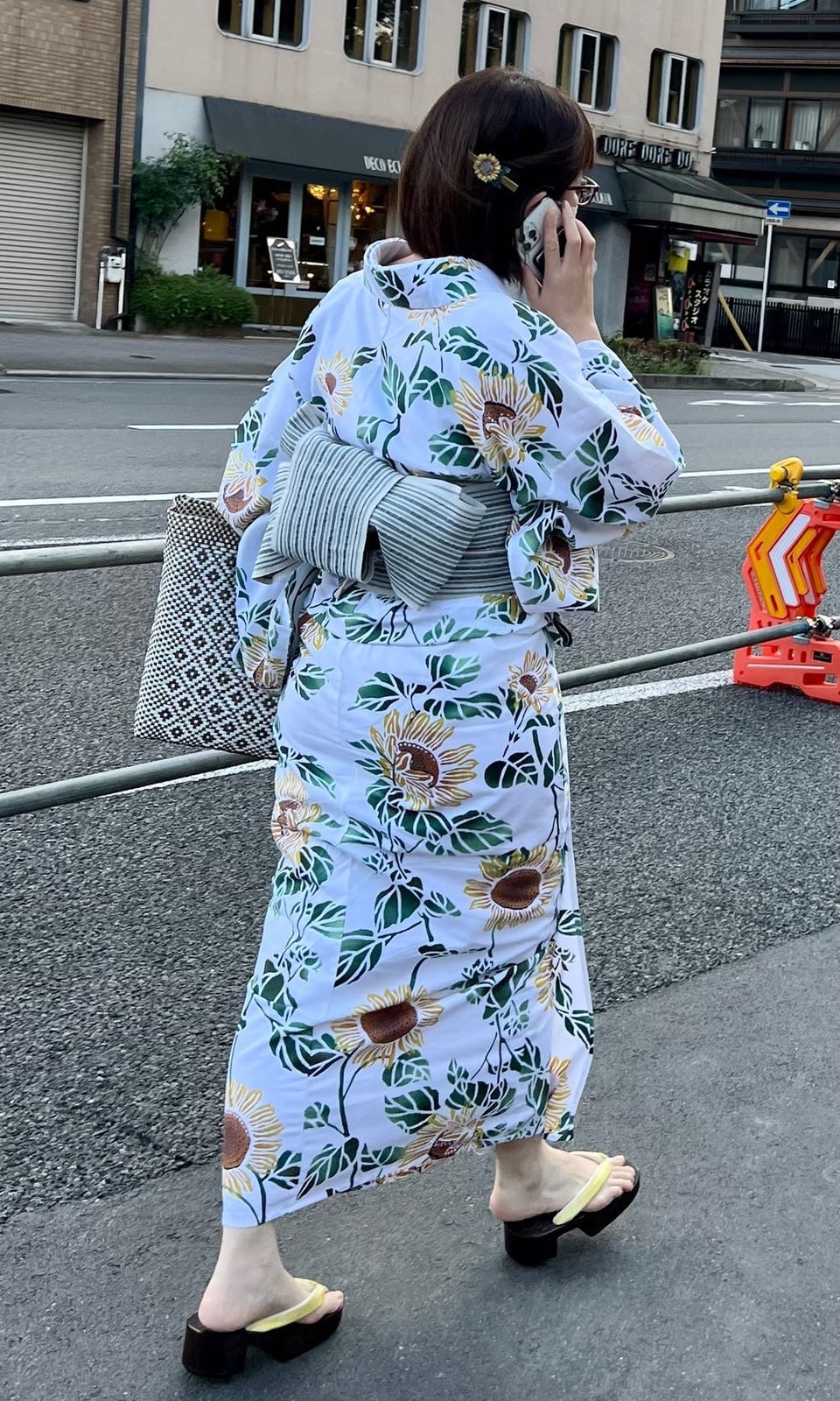 Sunflower Print Yukata with Striped Obi and Platform Sandals Sunflower Print Yukata with Striped Obi and Platform Sandals — Trendy Japan Outfits