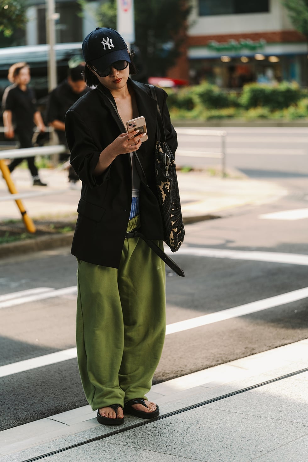 Oversized Blazer with Baggy Green Trousers and Flip-Flops Oversized Blazer with Baggy Green Trousers and Flip-Flops — Trendy Japan Outfits