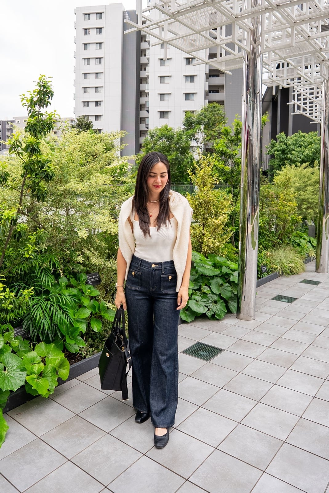Wide-leg Jeans with Knit Vest and Pointed-Toe Flats Wide-leg Jeans with Knit Vest and Pointed-Toe Flats — Trendy Japan Outfits