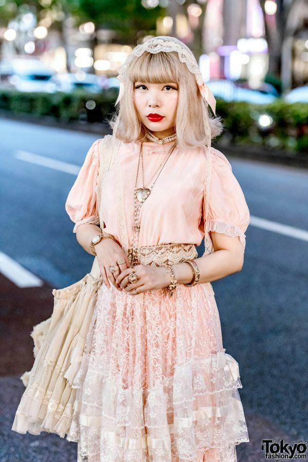 Puff-sleeve Blouse with Layered Lace and Pleated Skirt Puff-sleeve Blouse with Layered Lace and Pleated Skirt — Trendy Japan Outfits