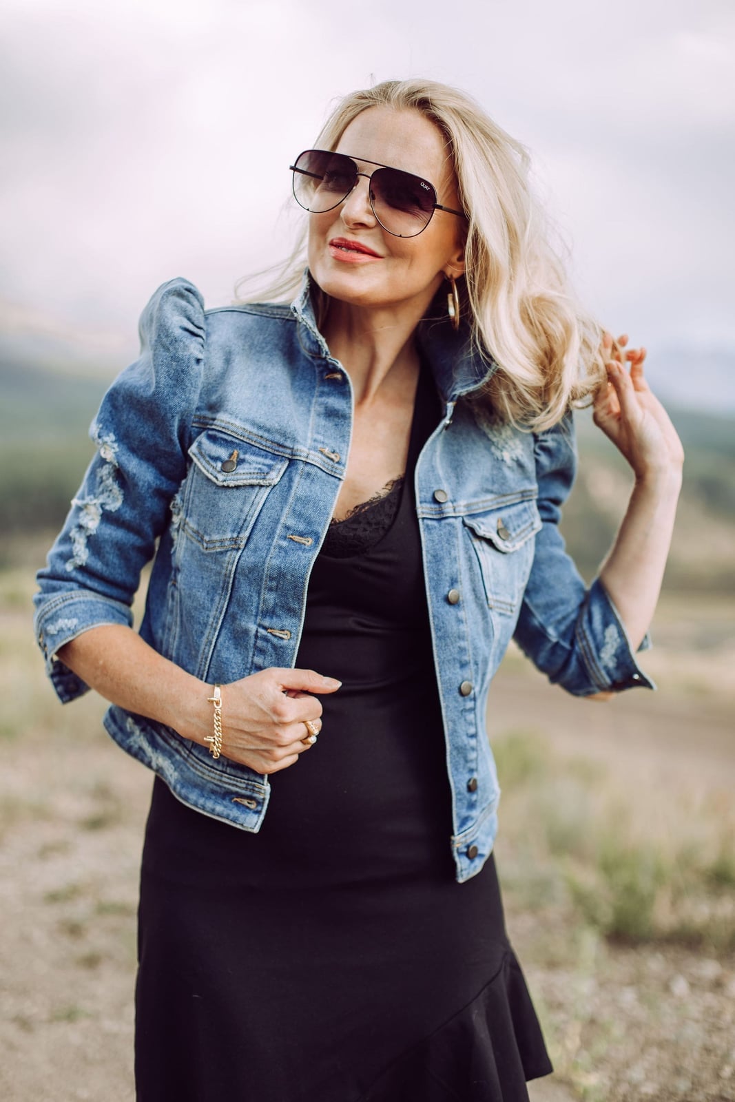 Fitted Denim Jacket with Puffed Sleeves and Distressed Details Fitted Denim Jacket with Puffed Sleeves and Distressed Details — Trendy Jean Jacket Outfits
