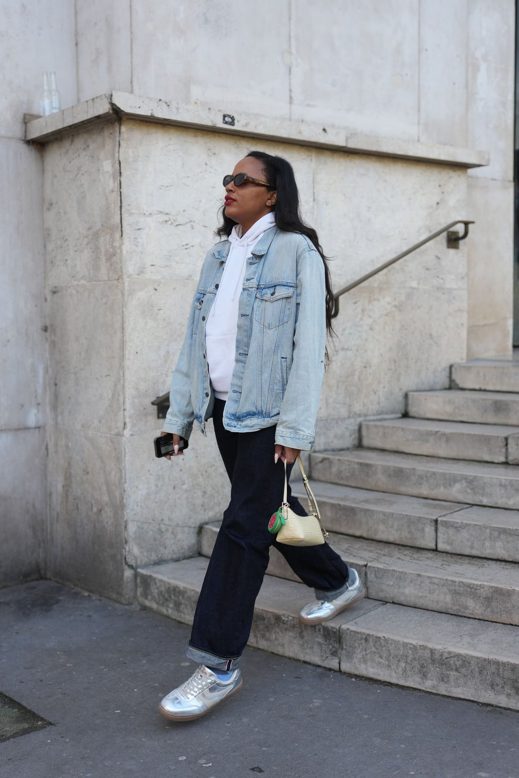 Oversized Light Blue Denim Jacket with Hoodie and Silver Sneakers Oversized Light Blue Denim Jacket with Hoodie and Silver Sneakers — Trendy Jean Jacket Outfits