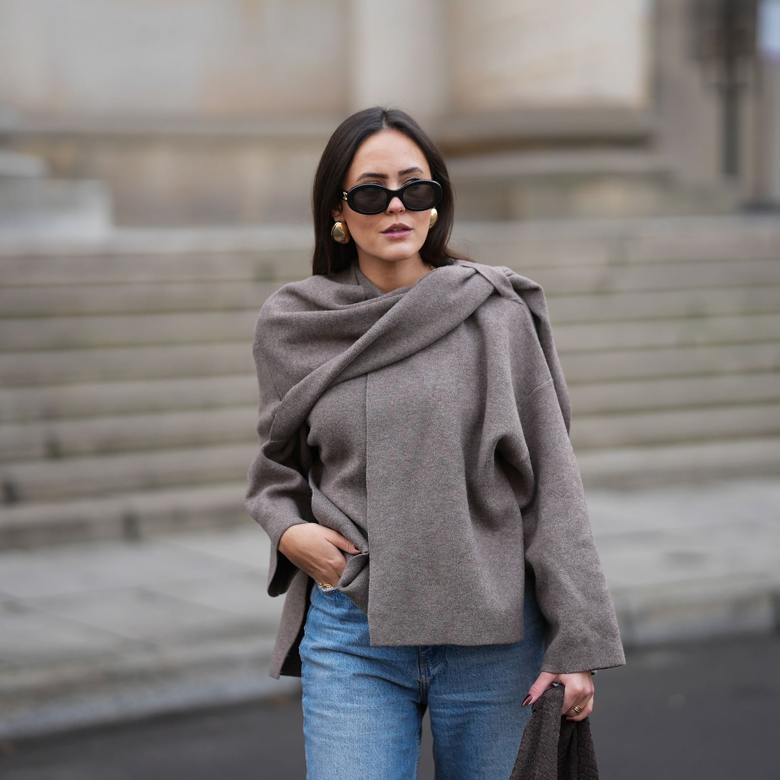 Light Wash Wide-Leg Jeans with an Oversized Brown Knit Top — Trendy Jeans Outfits