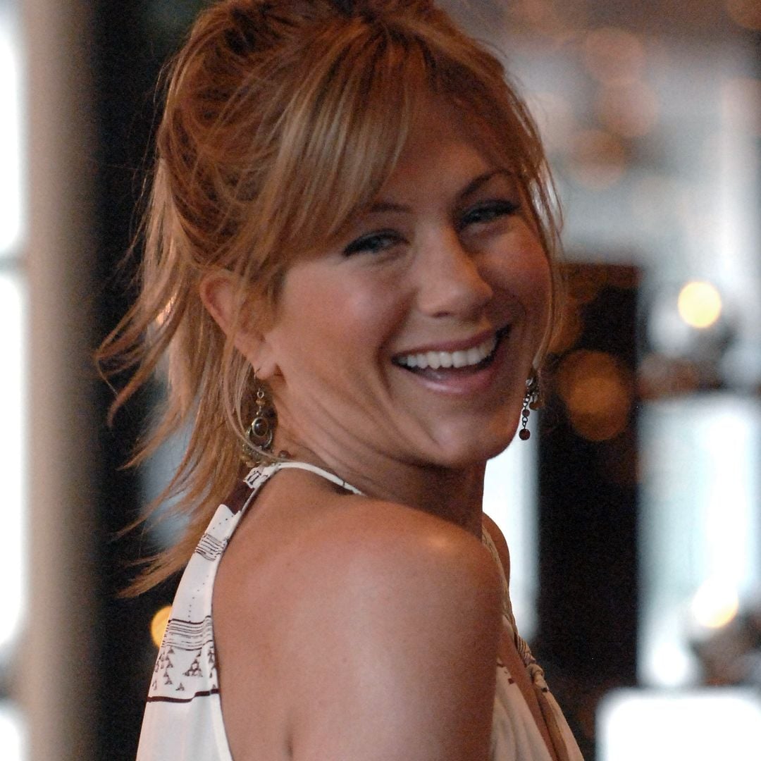 Collarbone Curtain Bangs With Dark Base Collarbone Curtain Bangs With Dark Base — Trendy Jennifer Aniston Hair