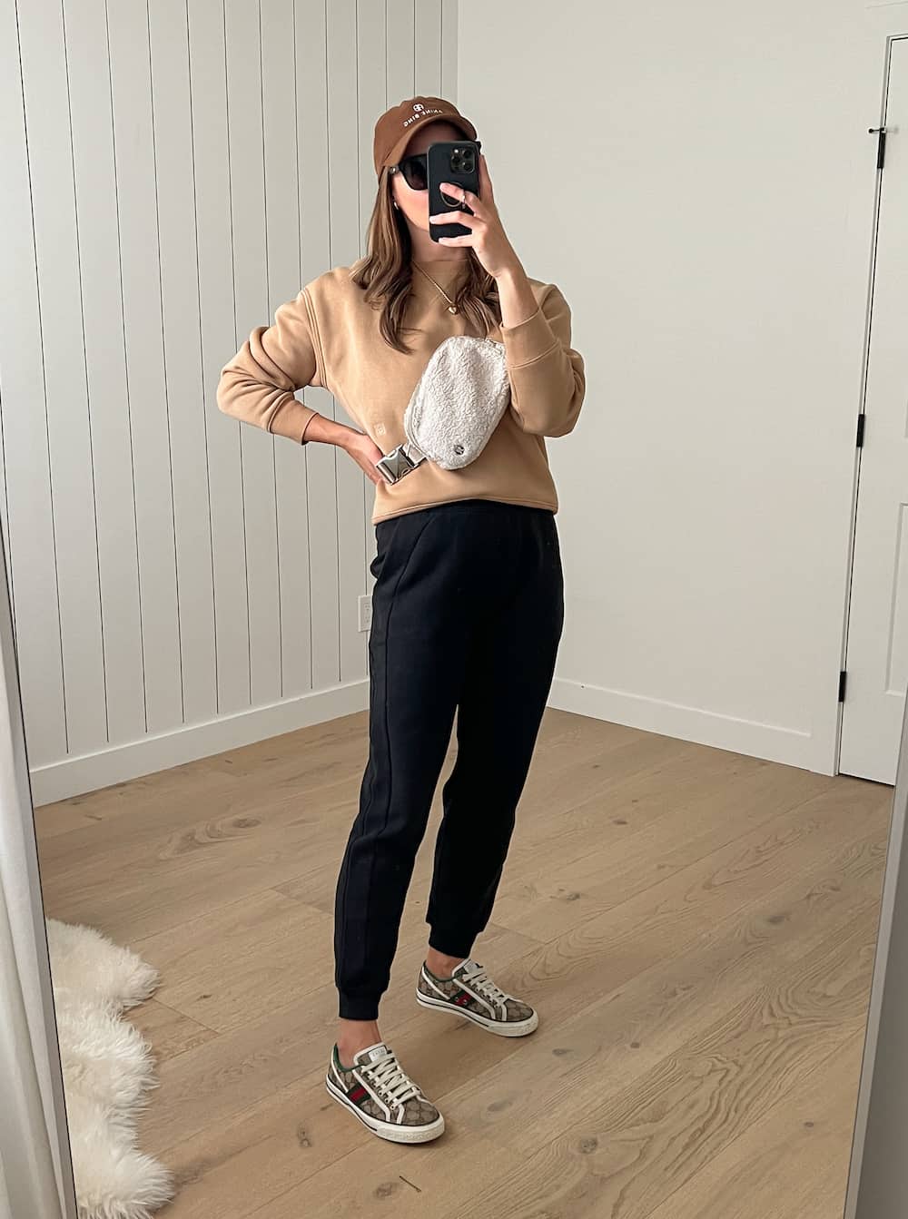 Tapered Joggers with Crewneck Sweatshirt and Baseball Cap Tapered Joggers with Crewneck Sweatshirt and Baseball Cap — Trendy Jogging Outfits