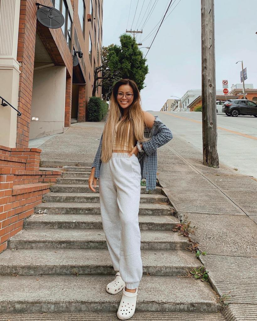 Light Grey Wide Leg Joggers with Plaid Shirt and Clogs Light Grey Wide Leg Joggers with Plaid Shirt and Clogs — Trendy Jogging Outfits