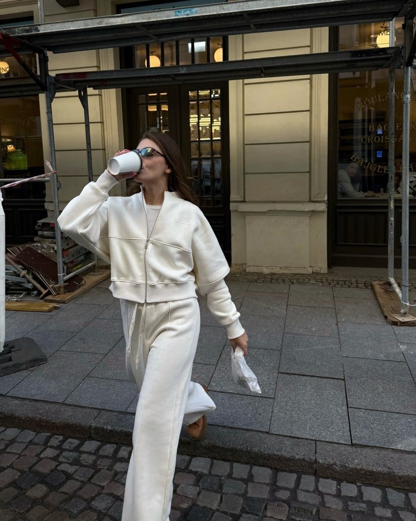 Cream Zip-Up Sweatshirt with Wide Leg Joggers and Loafers Cream Zip-Up Sweatshirt with Wide Leg Joggers and Loafers — Trendy Jogging Outfits