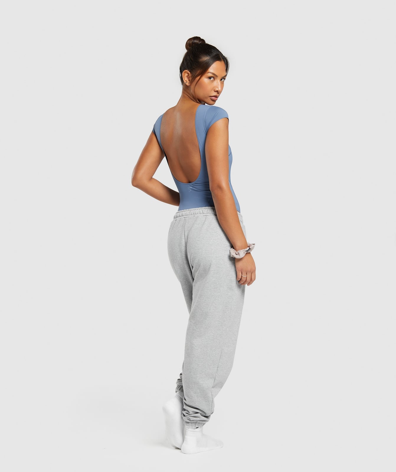 Grey Fleece Sweatshirt and Sweatpants with Sneakers Grey Fleece Sweatshirt and Sweatpants with Sneakers — Trendy Jogging Outfits