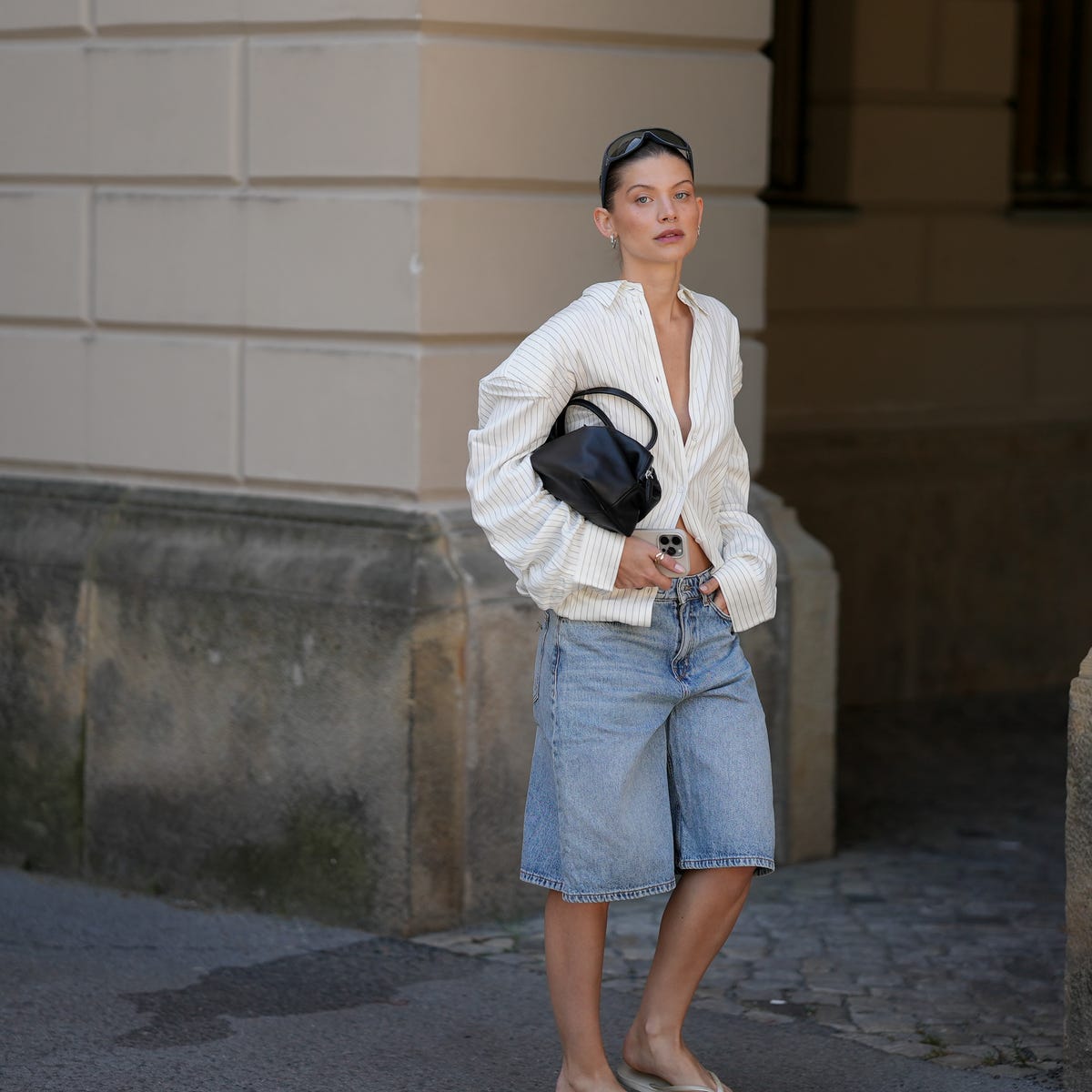 Light Wash Jorts With Striped Shirt And Flip-Flops — Trendy Jorts Outfits