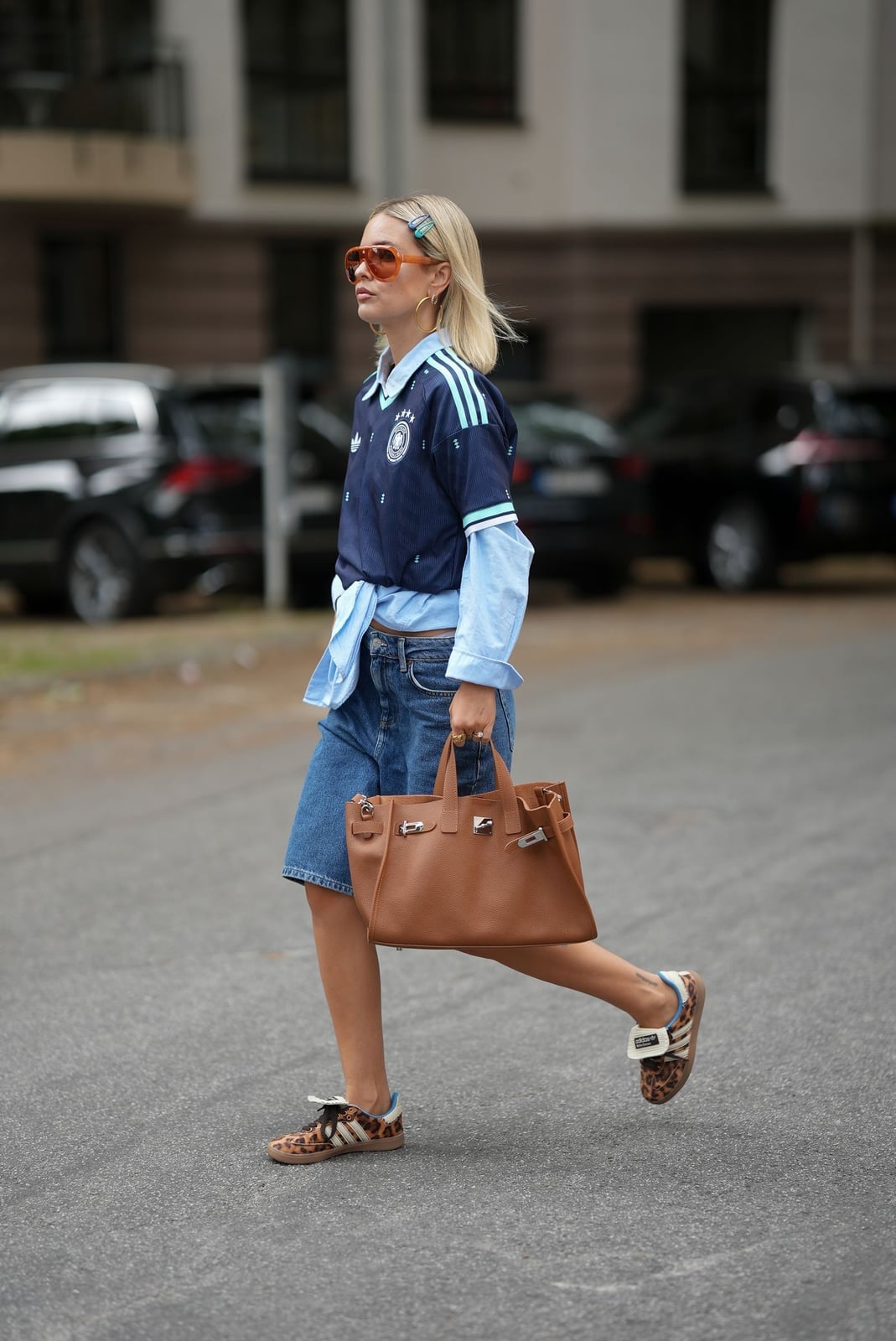 Denim Jorts With Layered Jersey And Tote Bag — Trendy Jorts Outfits