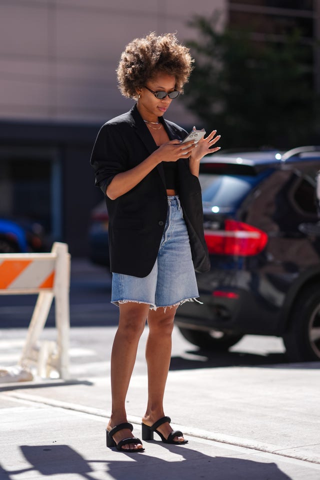 Light Wash Jorts With Crop Top And Oversized Blazer — Trendy Jorts Outfits