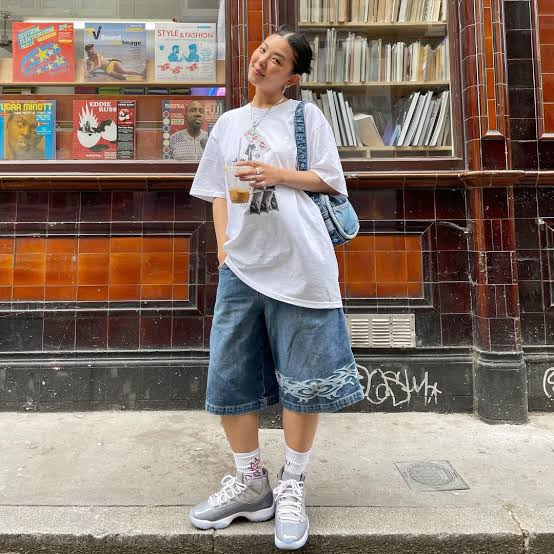 Baggy Jorts With Graphic T-Shirt And Grey Sneakers — Trendy Jorts Outfits