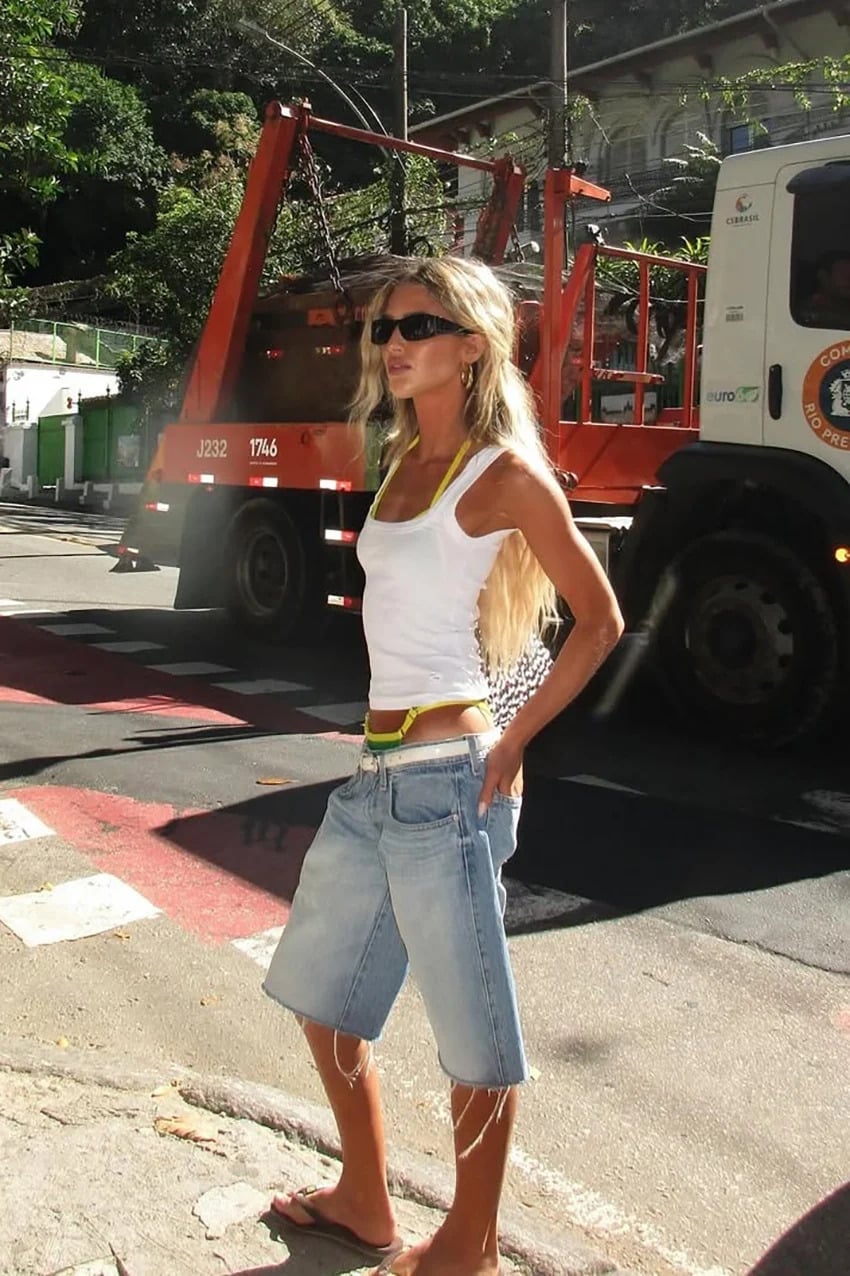 Low Rise Jorts With Tank Top And Flip-Flops and Light Blue Denim — Trendy Jorts Outfits
