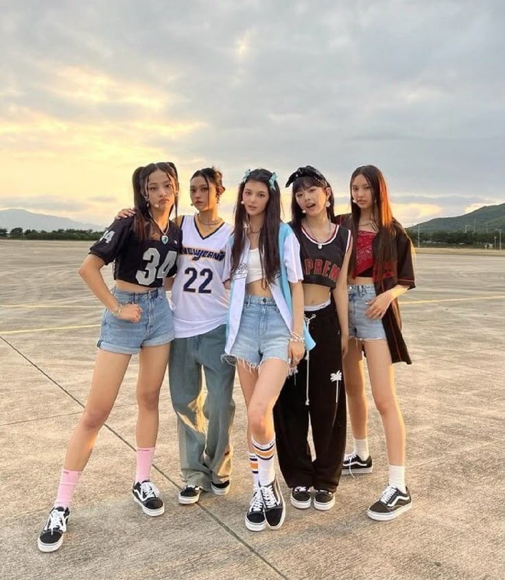 Oversized Graphic Tee with Baggy Denim Shorts Oversized Graphic Tee with Baggy Denim Shorts — Trendy K-pop Outfits