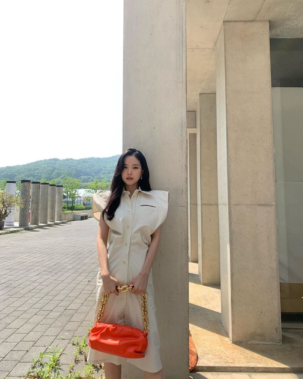 Cream Collared Dress with Orange Handbag Cream Collared Dress with Orange Handbag — Trendy K-pop Outfits