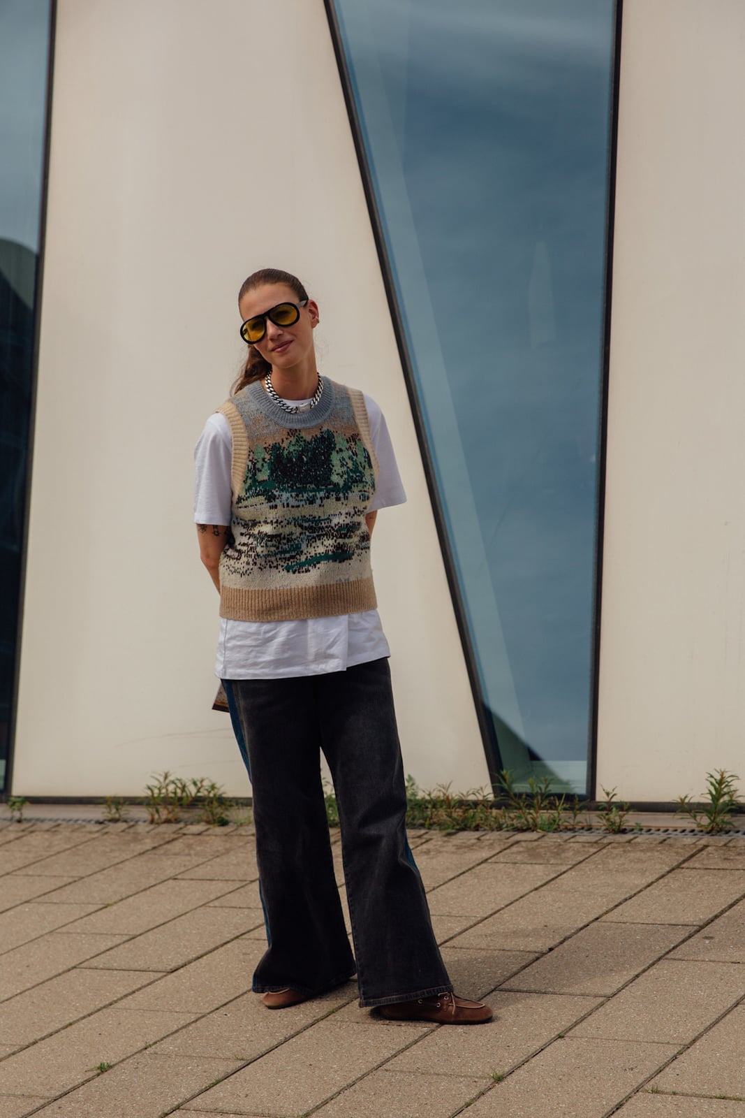 Knit Vest Over T-shirt And Jeans, Close-Up Take Knit Vest Over T-shirt And Jeans, Close-Up Take — Trendy Layering Outfits