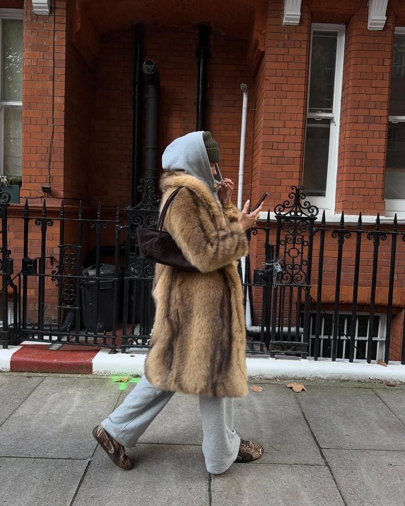 Faux Fur Coat Over Hoodie And Sweatpants Faux Fur Coat Over Hoodie And Sweatpants — Trendy Layering Outfits