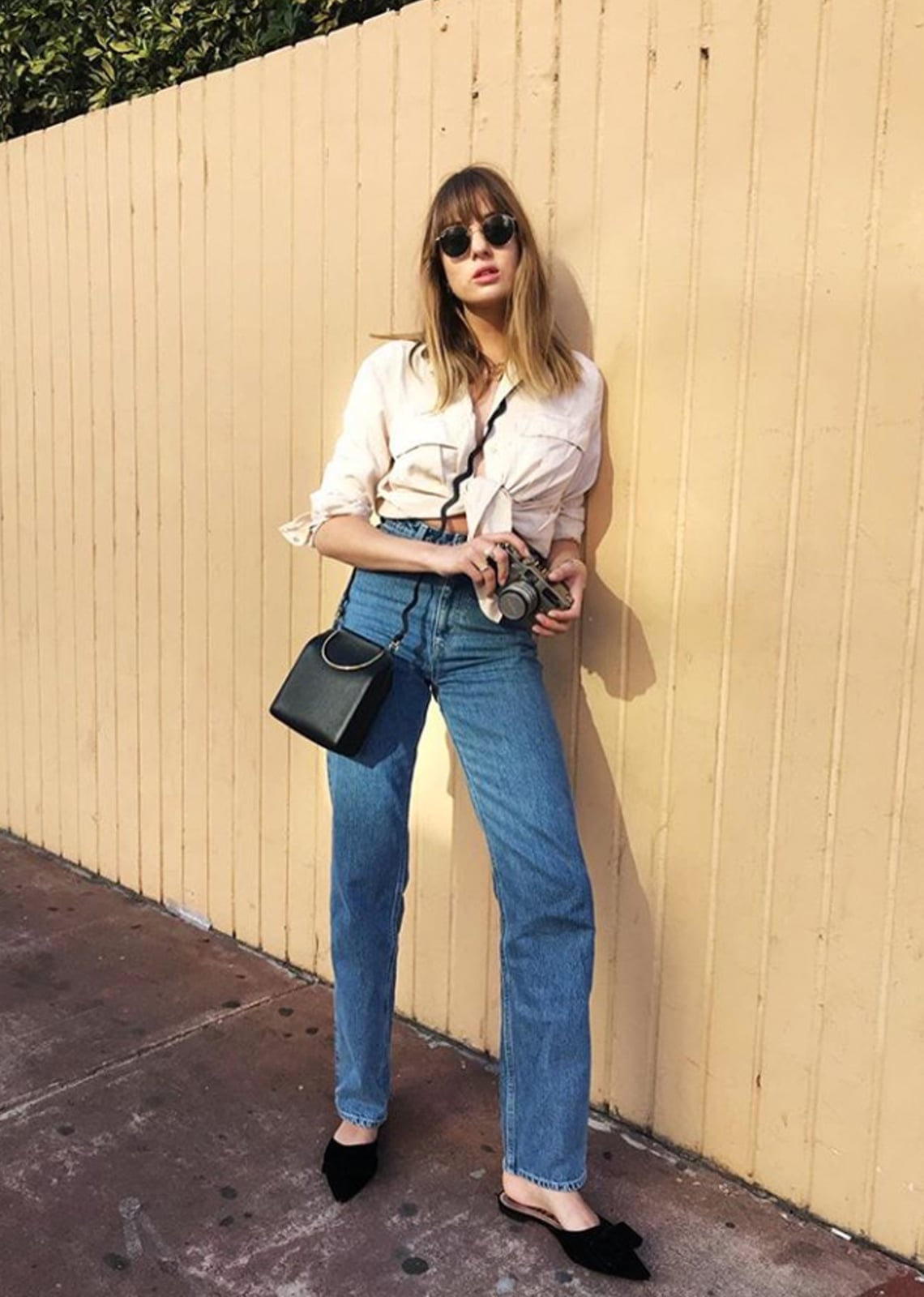High-waisted Jeans with Tied Beige Button-Up Shirt High-waisted Jeans with Tied Beige Button-Up Shirt — Trendy Lazy Outfits