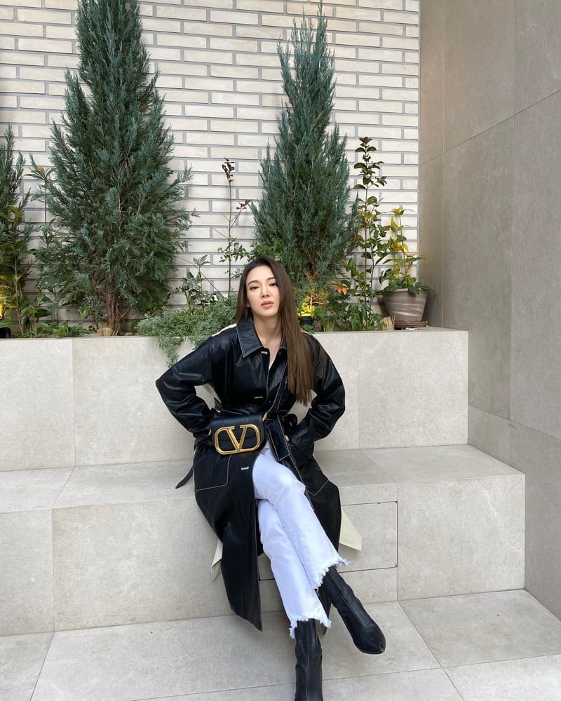 Oversized Black Leather Trench Coat with Wide-Leg Jeans Oversized Black Leather Trench Coat with Wide-Leg Jeans — Trendy Leather Jacket Outfits Women