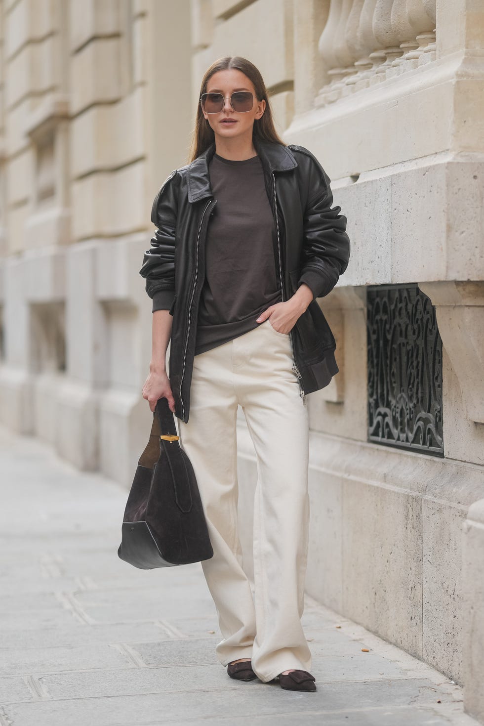 Oversized Black Leather Bomber Jacket with Cream, Close-Up Take Oversized Black Leather Bomber Jacket with Cream, Close-Up Take — Trendy Leather Jacket Outfits Women