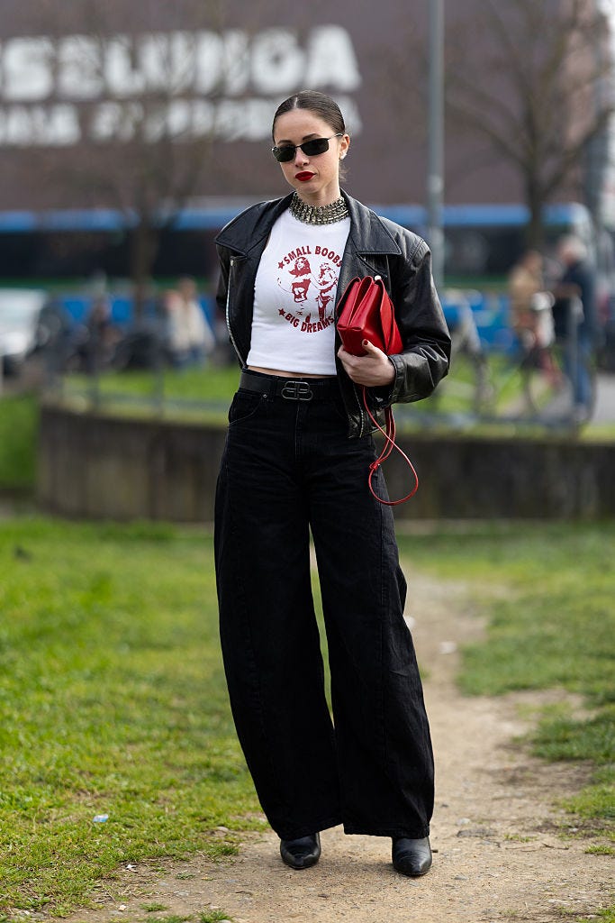Oversized Black Leather Jacket with Red Handbag Oversized Black Leather Jacket with Red Handbag — Trendy Leather Jacket Outfits Women