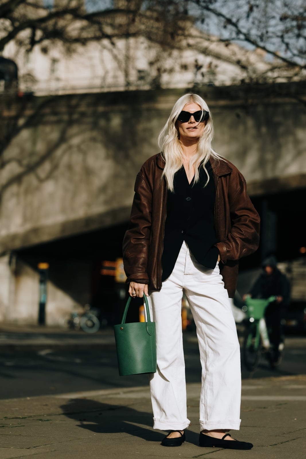 Oversized Brown Leather Jacket with Waistcoat and Wide-Leg Jeans Oversized Brown Leather Jacket with Waistcoat and Wide-Leg Jeans — Trendy Leather Jacket Outfits Women