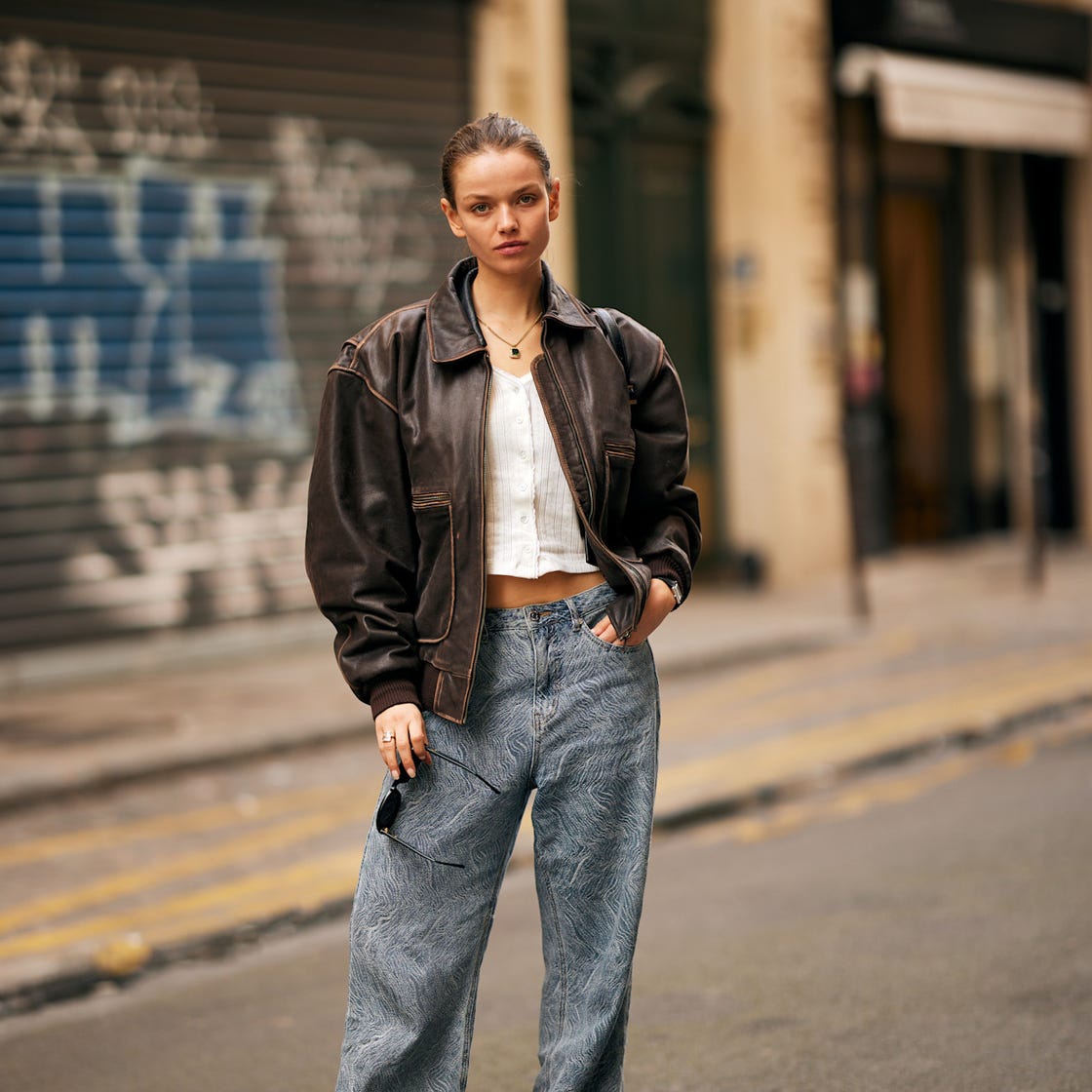 Oversized Brown Leather Bomber Jacket with Patterned Jeans Oversized Brown Leather Bomber Jacket with Patterned Jeans — Trendy Leather Jacket Outfits Women