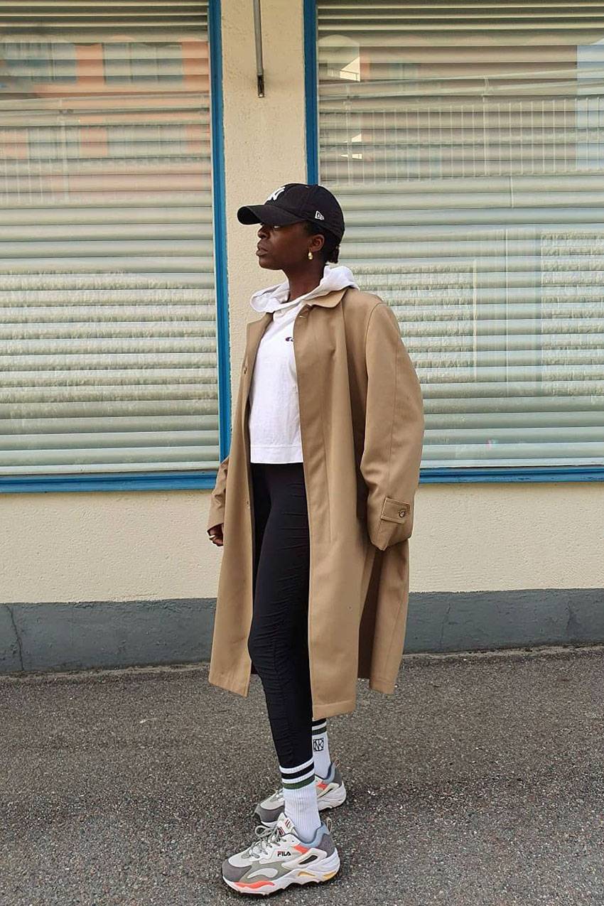 Oversized Trench Coat with Hoodie and Black Leggings Oversized Trench Coat with Hoodie and Black Leggings — Trendy Leggings Outfits