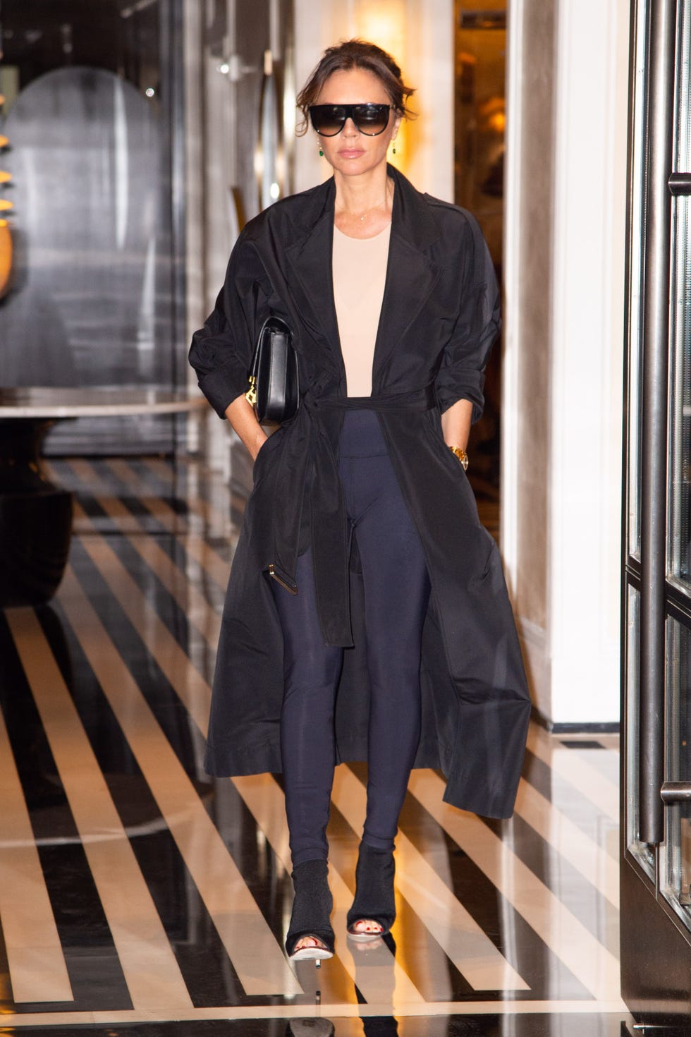 Trench Coat and Beige Top with Navy Leggings Trench Coat and Beige Top with Navy Leggings — Trendy Leggings Outfits