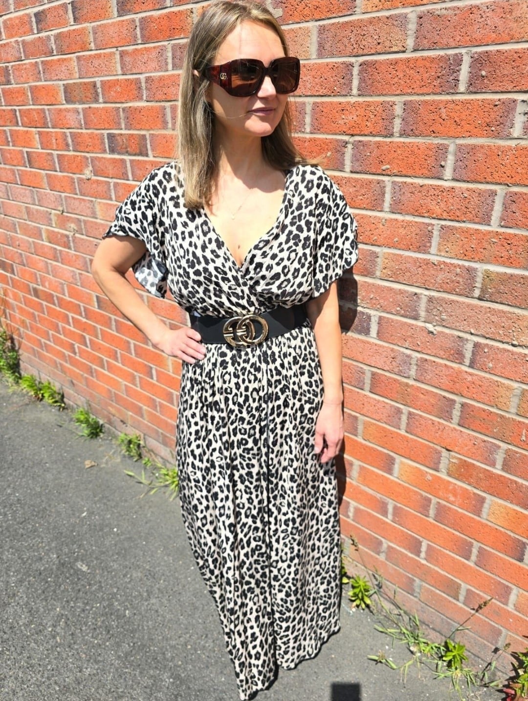 Leopard Maxi Dress With Belt And Straw Bag — Trendy Leopard Dress