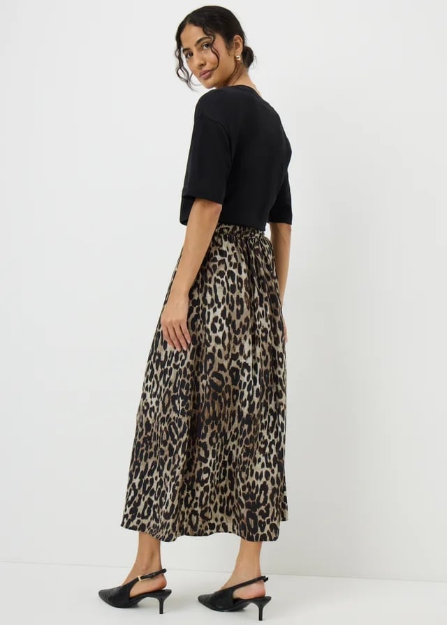 Flowy Leopard Midi Skirt With Black T-Shirt — Trendy Leopard Skirt Outfit