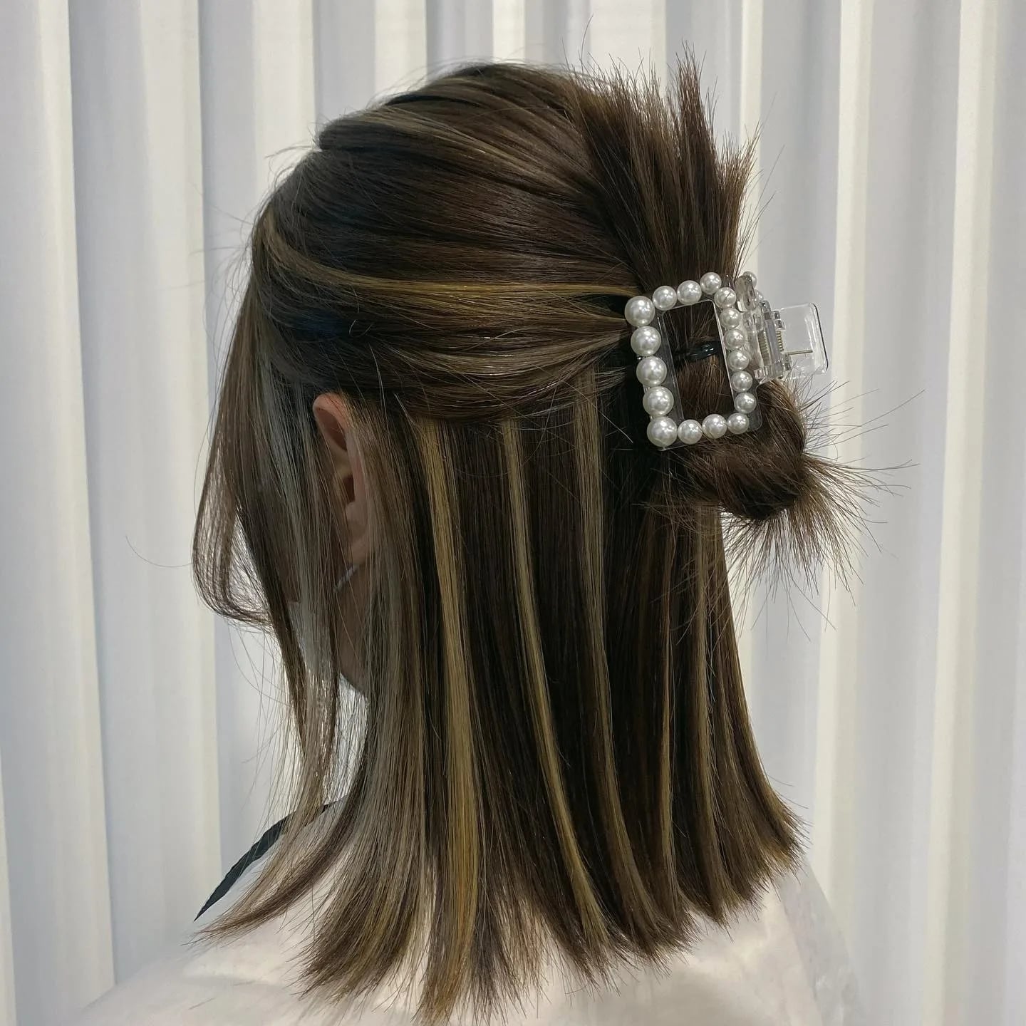 Chin Blunt Bob With Bold Blonde Streaks — Trendy Light Hair Color