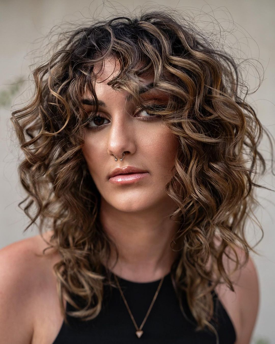 Collarbone Fine Curls With Subtle Highlights Collarbone Fine Curls With Subtle Highlights — Trendy Long Curly Hair
