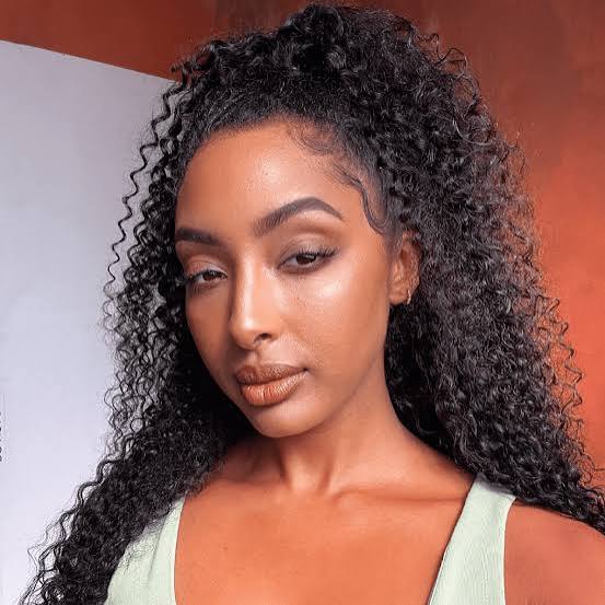 Mid-Back Wavy Hair With Blonde Balayage Mid-Back Wavy Hair With Blonde Balayage — Trendy Long Curly Hair