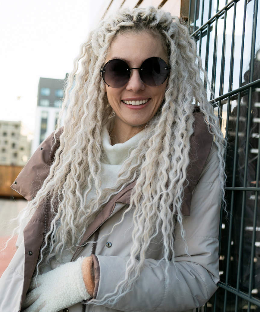 Mid-Back Dark Brown With Blonde Highlights, Close-Up Take Mid-Back Dark Brown With Blonde Highlights, Close-Up Take — Trendy Long Curly Hair