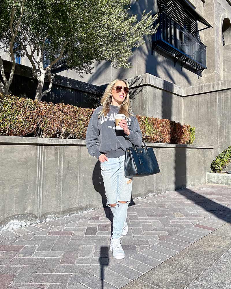 Grey 'Los Angeles' Sweatshirt with Ripped Jeans Grey 'Los Angeles' Sweatshirt with Ripped Jeans — Trendy Los Angeles Outfits