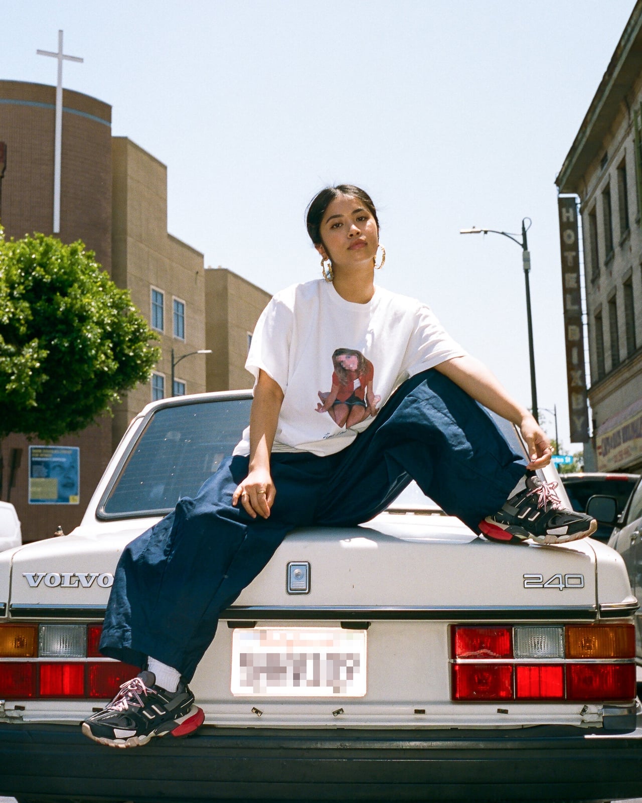 Graphic T-Shirt with Oversized Navy Pants and Sneakers Graphic T-Shirt with Oversized Navy Pants and Sneakers — Trendy Los Angeles Outfits
