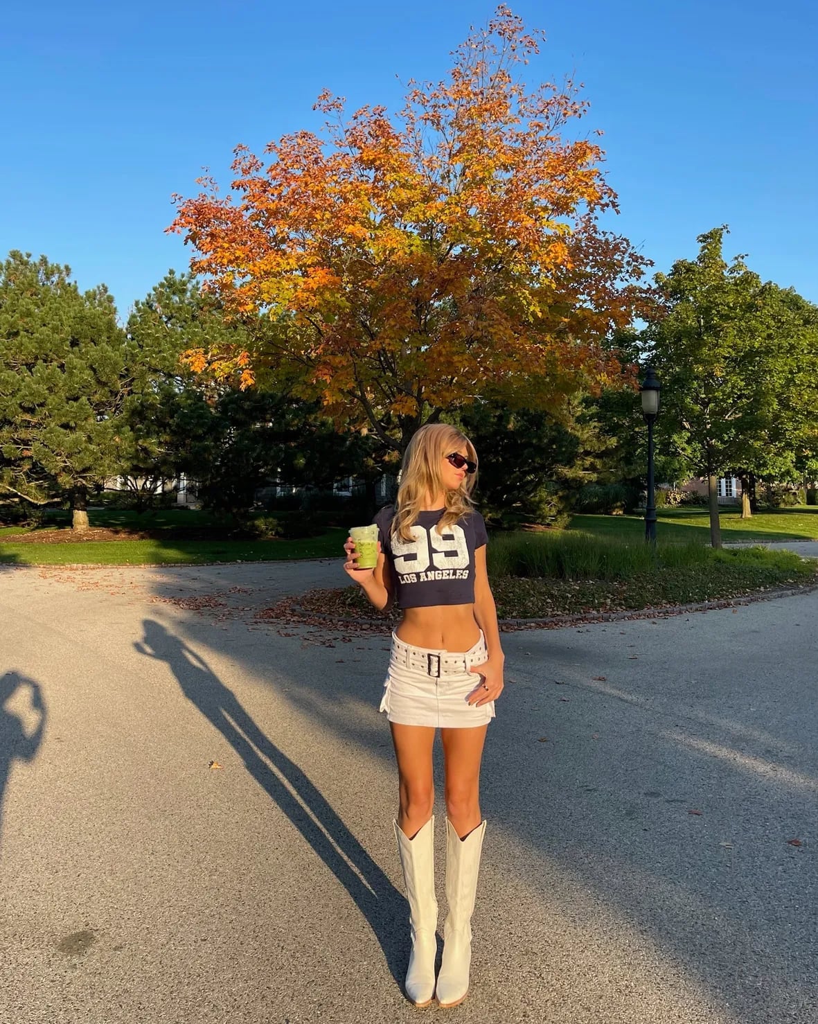 Navy 'Los Angeles' T-Shirt with White Mini Skirt and Boots Navy 'Los Angeles' T-Shirt with White Mini Skirt and Boots — Trendy Los Angeles Outfits