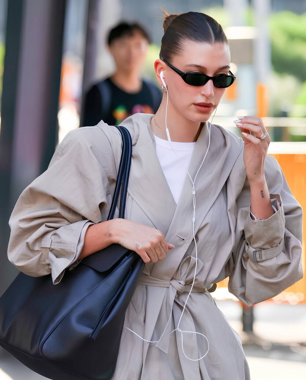 Beige Trench Coat White T-shirt Smart Casual Beige Trench Coat White T-shirt Smart Casual — Trendy Luxury Outfits