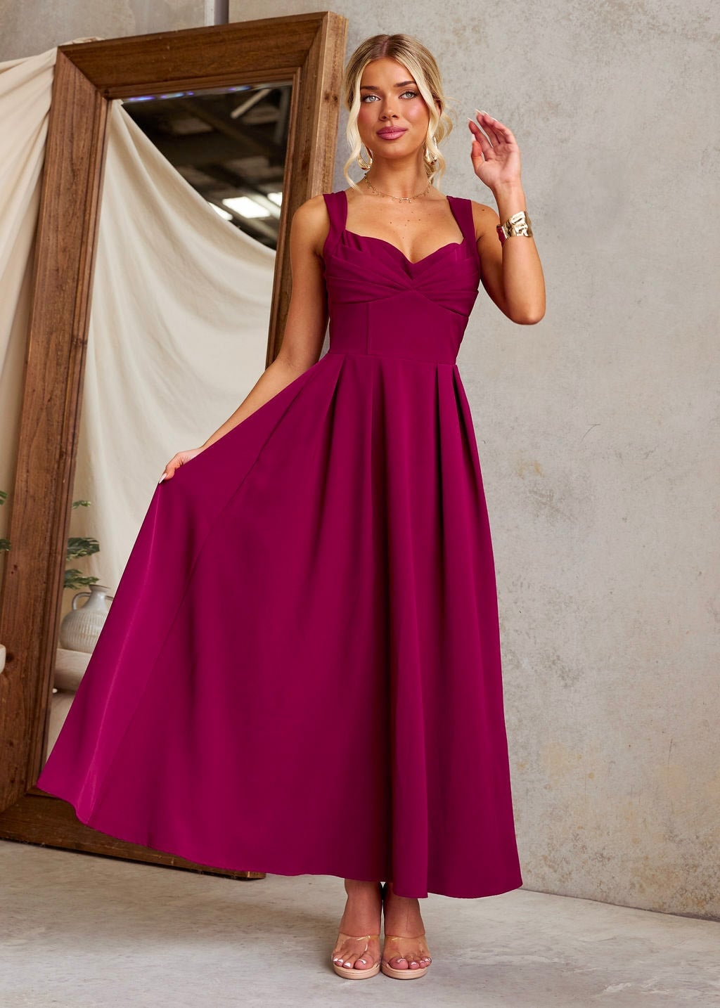 Solid Magenta Maxi Dress with Sweetheart Neckline — Trendy Maxi Dresses Outfit