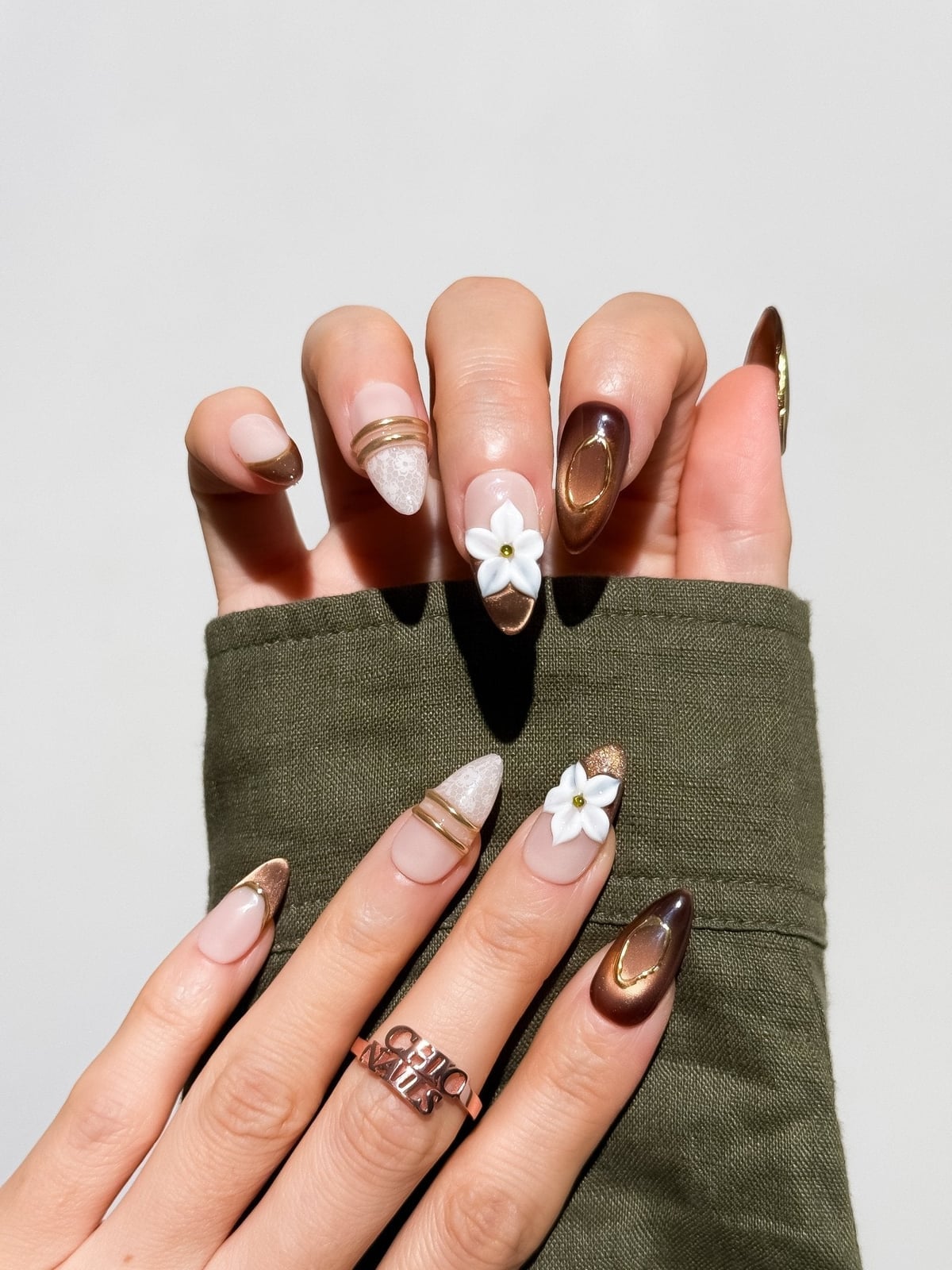 Nude French Shimmer Almond Nails with 3D Flowers and средний миндаль — Trendy Medium Almond Nails