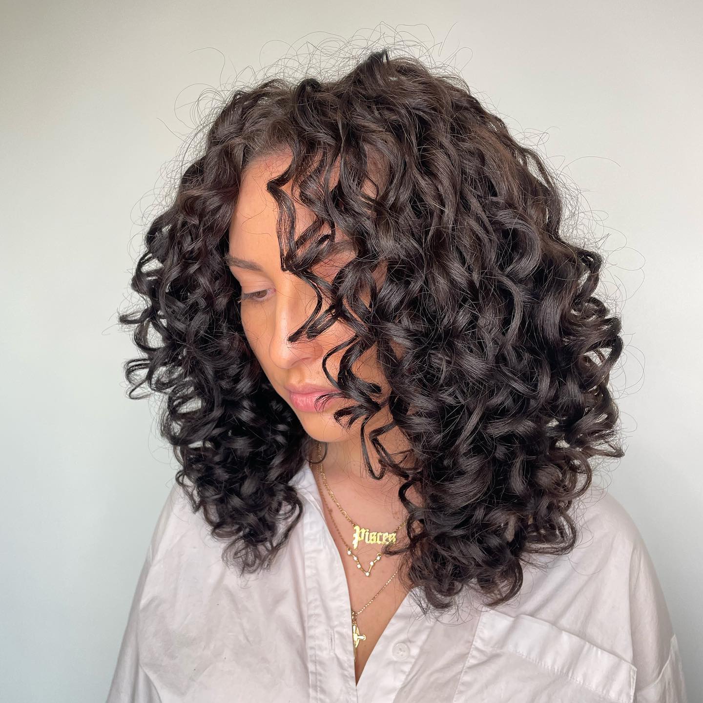 Collarbone Curly Dark Brown With Subtle Highlights Collarbone Curly Dark Brown With Subtle Highlights — Trendy Medium Curly Hair